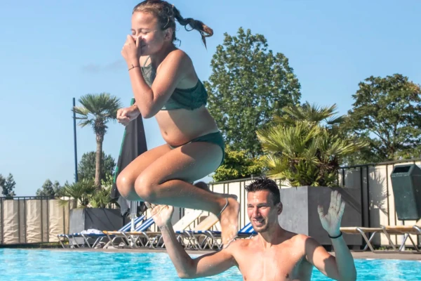 camping-de-molenhoek-sfeerbeeld-zwembad