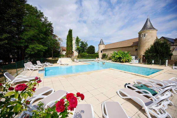 le-petit-trianon-zwembad-ligbedden